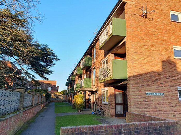 2 Bedroom Flat To Rent In Orchard Court, Turners Drive, Thatcham, RG19