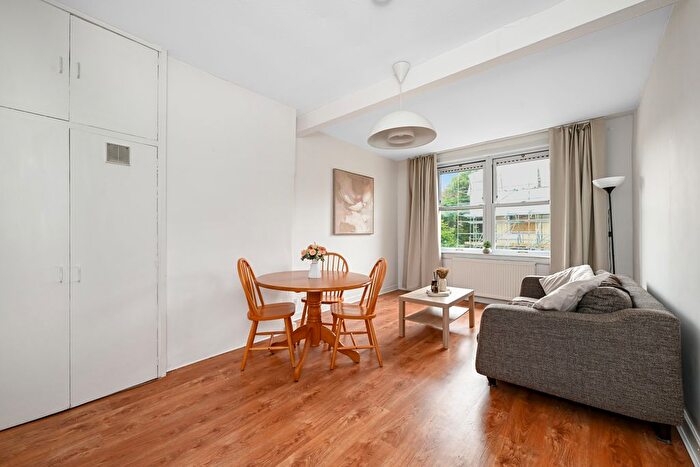 2 Bedroom Flat For Sale In / Prestonfield Crescent, Prestonfield, Edinburgh, EH16