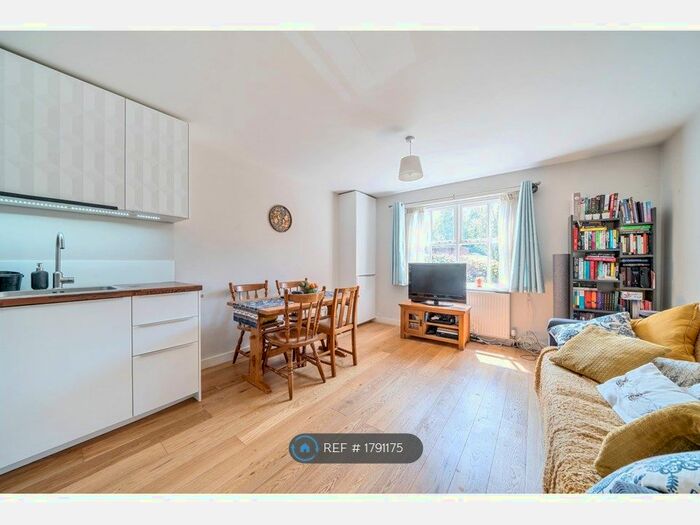 2 Bedroom Flat To Rent In Shaftesbury Gardens, North Acton, London, NW10