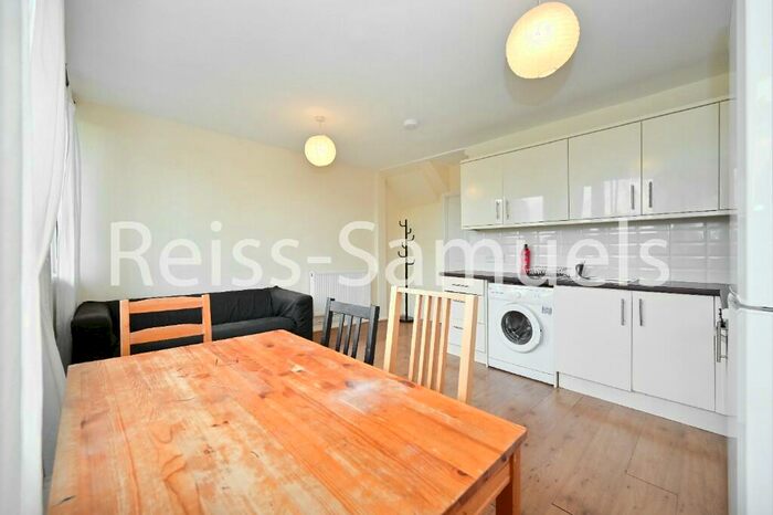 4 Bedroom Maisonette To Rent In Forsyth Gardens, London, Kennington, Southwark, SE17
