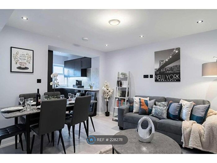 3 Bedroom Flat To Rent In Landor Road, London, SW9