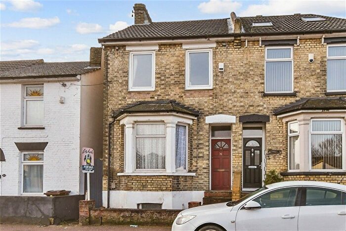 3 Bedroom End Terrace House For Sale In Mills Terrace, Chatham, Kent, ME4