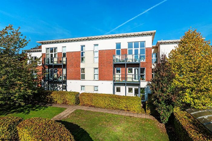 2 Bedroom Flat For Sale In Park View Road, Leatherhead, KT22