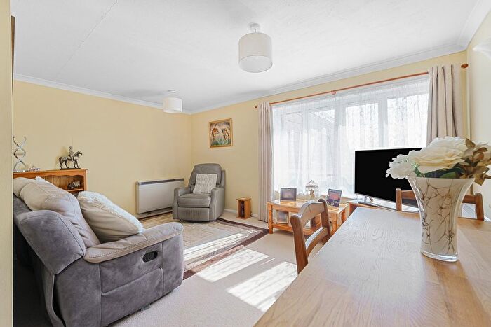 2 Bedroom Flat For Sale In Stourton Avenue, Feltham, TW13