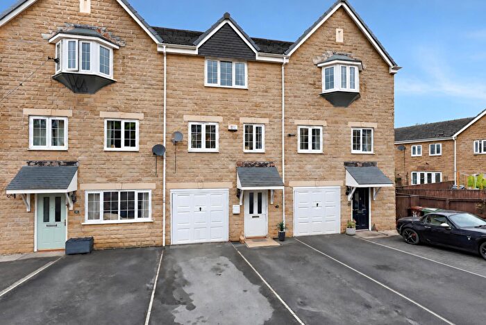 3 Bedroom Town House For Sale In Tithefields, Fenay Bridge, Huddersfield, HD8