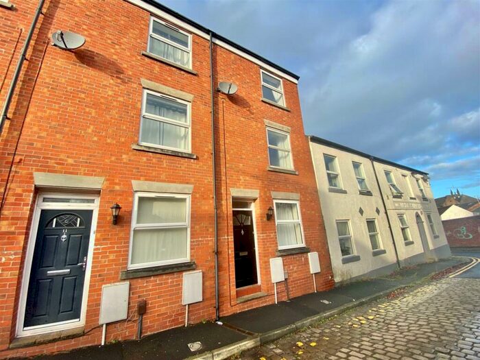 3 Bedroom Town House To Rent In Rodney Street, Macclesfield, SK11