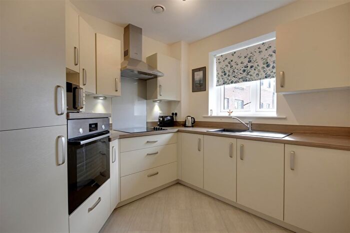 1 Bedroom Flat For Sale In Field Close, Cottingham, HU16