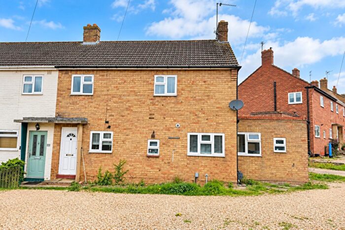 3 Bedroom Semi-Detached House For Sale In Elizabeth Road, Rothwell, Kettering, NN14