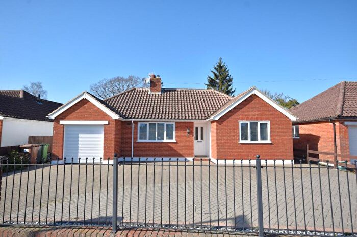 3 Bedroom Bungalow For Sale In Cheyne Walk, Horley, Surrey, RH6