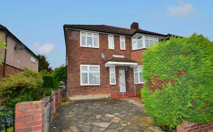 2 Bedroom Flat To Rent In Caernarvon Drive, Clayhall, Ilford, IG5