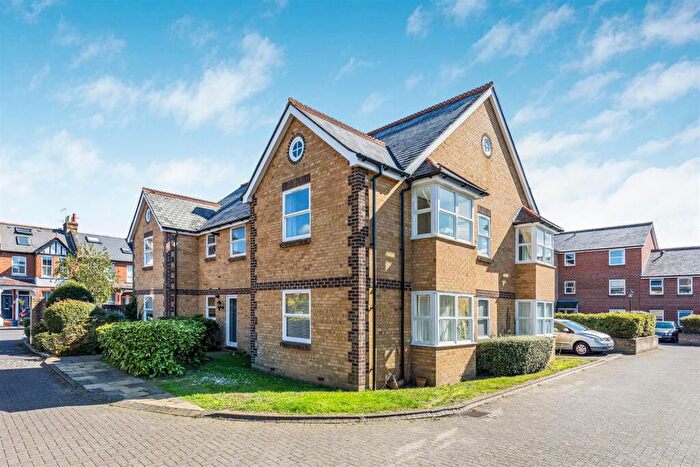 2 Bedroom Flat To Rent In Dovecote Gardens, Mortlake, London, SW14