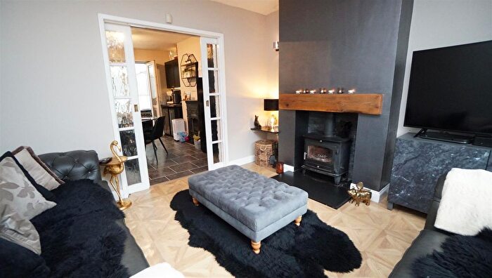 3 Bedroom Semi-Detached House For Sale In Pellon Terrace, Idle/Thackley Bradford, BD10