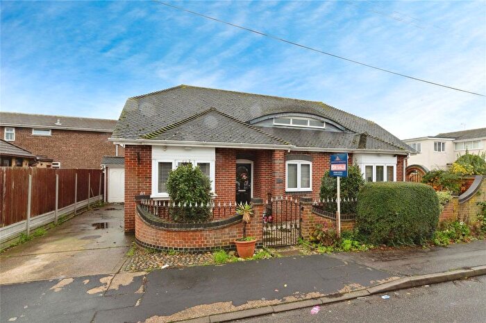 4 Bedroom Bungalow For Sale In Beverley Avenue, Canvey Island, Essex, SS8