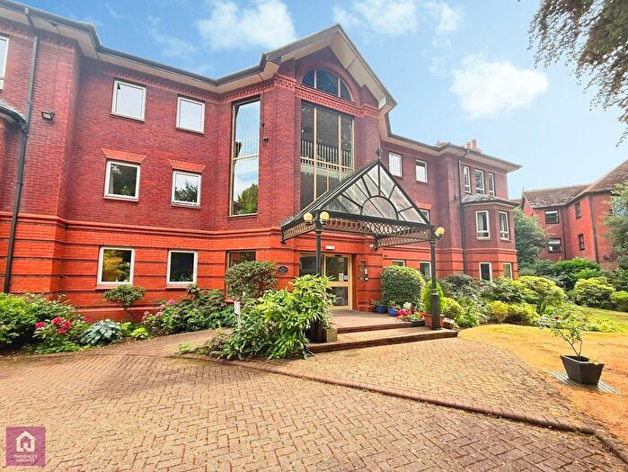 2 Bedroom Flat For Sale In Dunham Road, Altrincham, Greater Manchester, WA14
