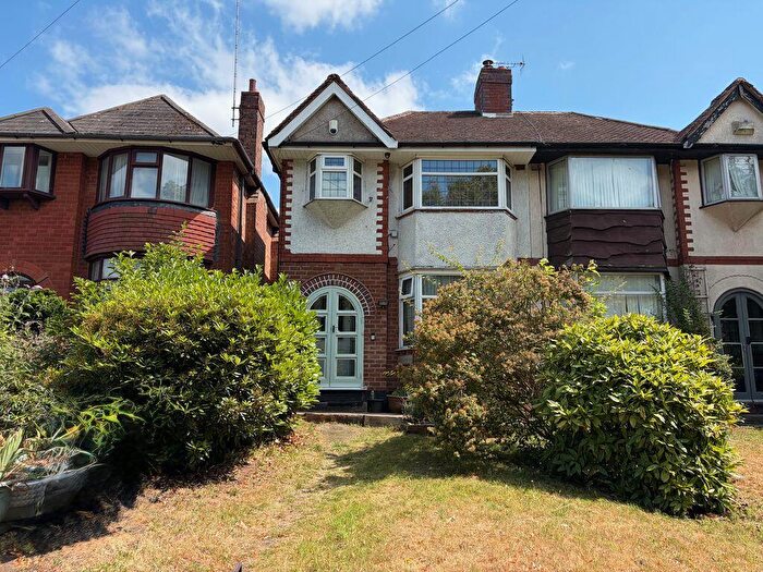 3 Bedroom Semi-Detached House For Sale In Kingstanding Road, Kingstanding Birmingham, B44