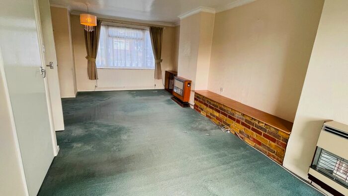 3 Bedroom Semi-Detached House To Rent In Alpine Way, Luton, LU3