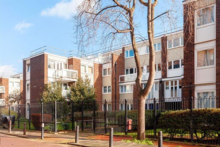 3 Bedroom Flat To Rent In Gales Gardens, London, E2