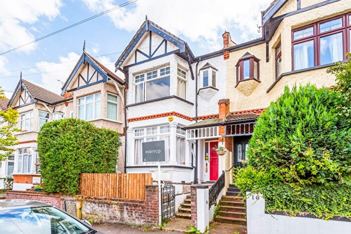 3 Bedroom Maisonette To Rent In Woodford Green, IG8