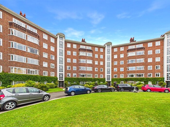 3 Bedroom Flat To Rent In Queens Court, Richmond, TW10