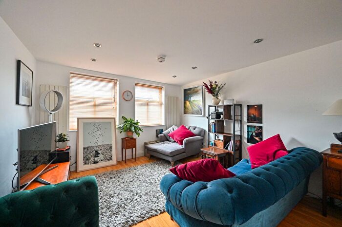 3 Bedroom Flat For Sale In Crown Mews, White Horse Lane, Stepney, London, E1