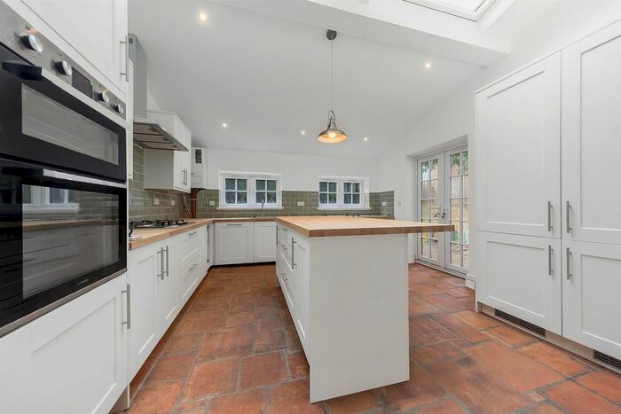 5 Bedroom Property To Rent In Thornbury Road, Brixton, London, SW2