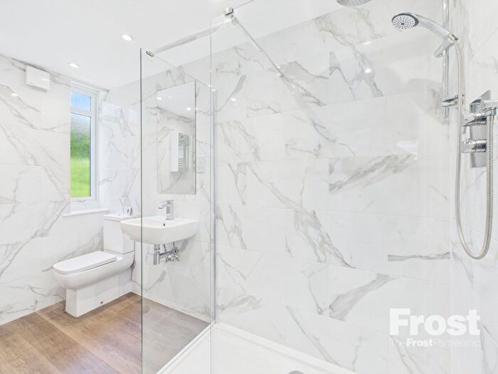 1 Bedroom Flat To Rent In Larchmoor Park, Gerrards Cross Road, Stoke Poges, SL2