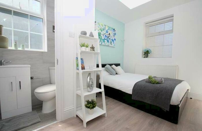 House To Rent In Bentworth Road, London, W12