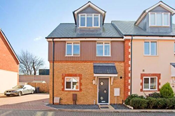 3 Bedroom Semi-Detached House To Rent In Longcroft Way, Havant, Hampshire, PO9