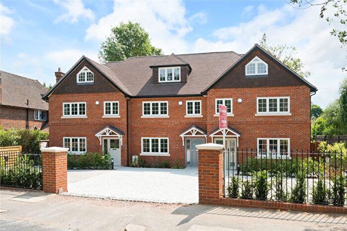4 Bedroom End Terrace House For Sale In Oatlands Drive, Weybridge, KT13