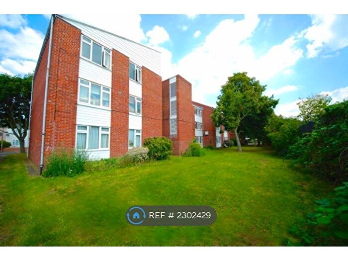 3 Bedroom Flat To Rent In Lambert Avenue, Richmond, TW9