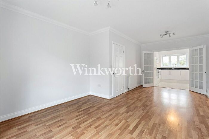 3 Bedroom Flat To Rent In Gordon Hill, Enfield, EN2