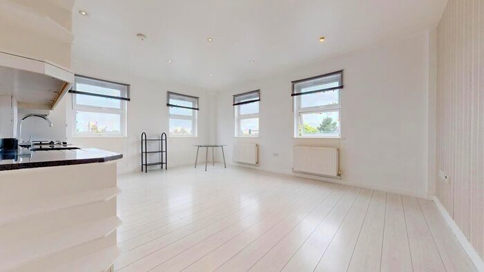 2 Bedroom Flat To Rent In Lodge Lane, London, N12
