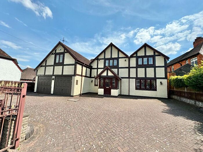 4 Bedroom Detached House For Sale In Dove House Lane, Solihull, B91