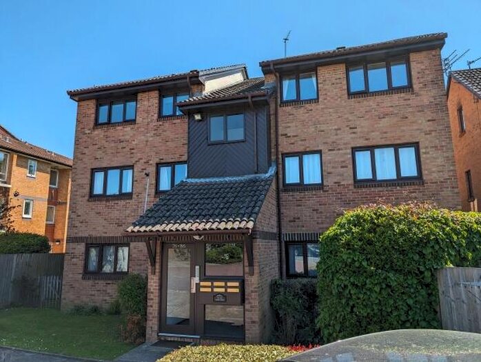 2 Bedroom Flat To Rent In Manor Fields, Horsham, RH13