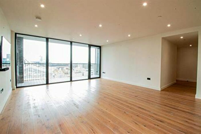 3 Bedroom Apartment To Rent In , Emery Way London, E1W