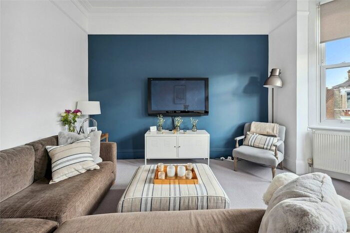 2 Bedroom Flat To Rent In Sarsfeld Road, London, SW12