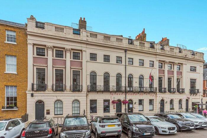 2 Bedroom Flat To Rent In Park Street, Windsor, Berkshire, SL4