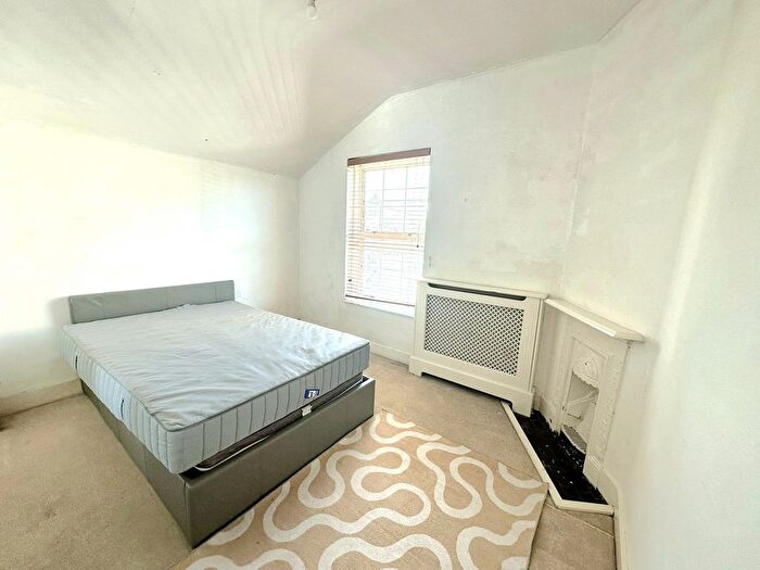 3 Bedroom Flat To Rent In Worple Road, London, SW14