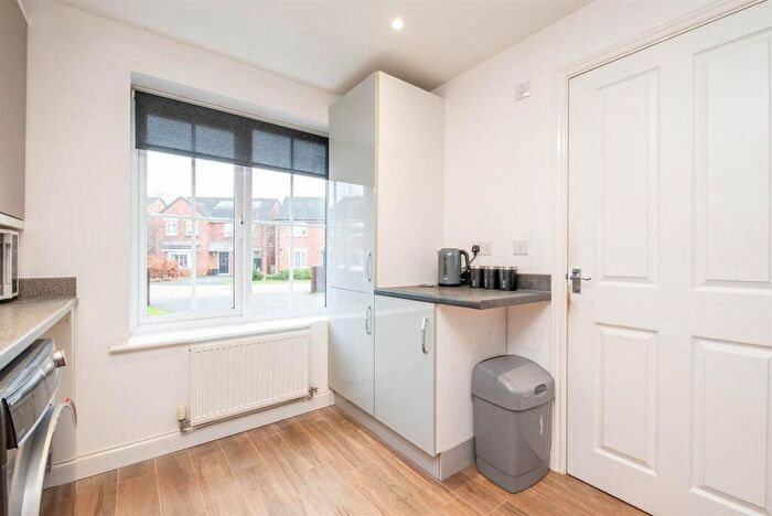 3 Bedroom End Of Terrace House For Sale In Whinfell Close, Leyland, PR25 - Photo 8