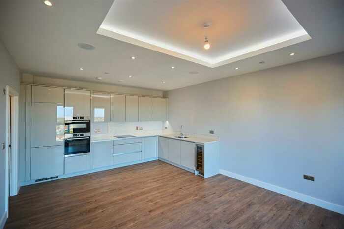 2 Bedroom Penthouse To Rent In Victoria Avenue, Southend-On-Sea, SS2