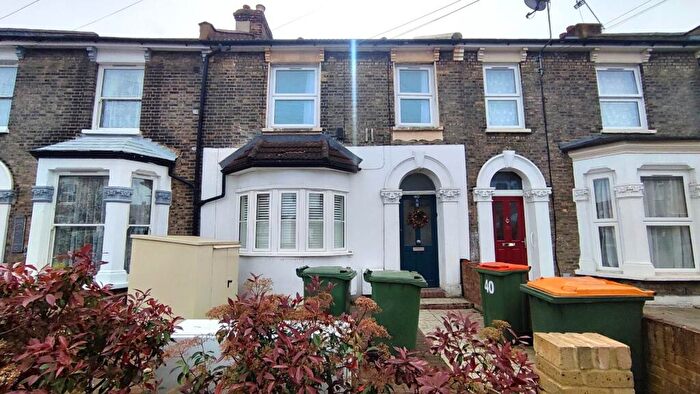 1 Bedroom Flat To Rent In Carlyle Road, Manor Park, E12