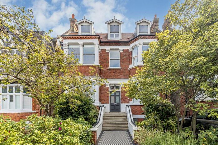 3 Bedroom Flat To Rent In Kings Road, Richmond, TW10
