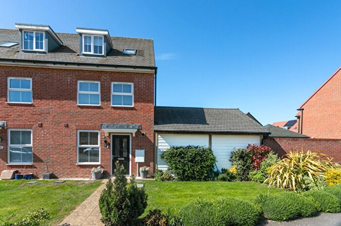4 Bedroom Town House For Sale In Woodpecker Way, Martello Lakes, CT21
