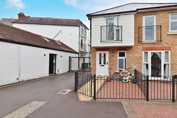 2 Bedroom End Of Terrace House For Sale In Crystal Place, Worcester Park, KT4