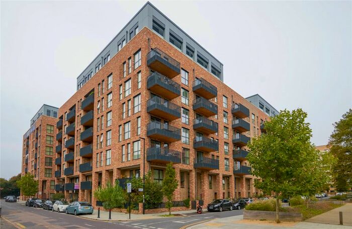 3 Bedroom Parking/garage To Rent In Whelan Road, London, W3