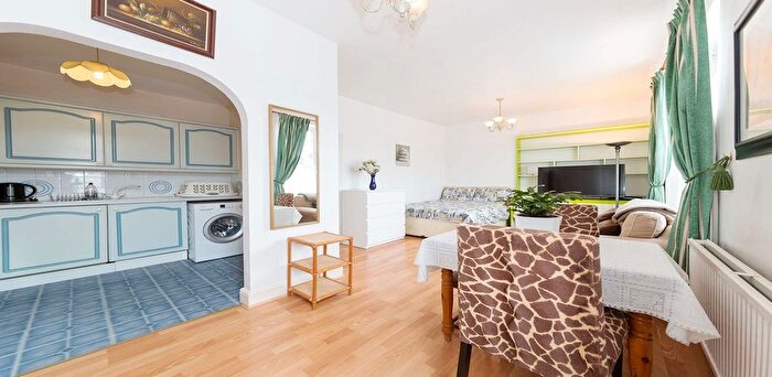 1 Bedroom Studio To Rent In Grosvenor Gardens, London, NW2