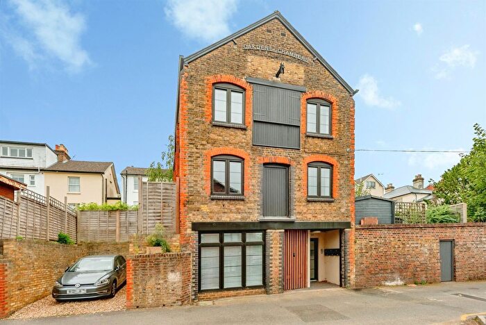 2 Bedroom Flat For Sale In Oakdene Road, Redhill, RH1