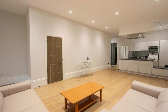 2 Bedroom Flat To Rent In Crown Drive, Farnham Royal, Slough SL2