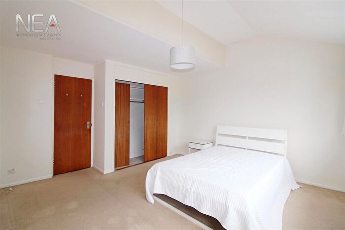 4 Bedroom Town House To Rent In Cardinal Close, Caversham, Reading, RG4