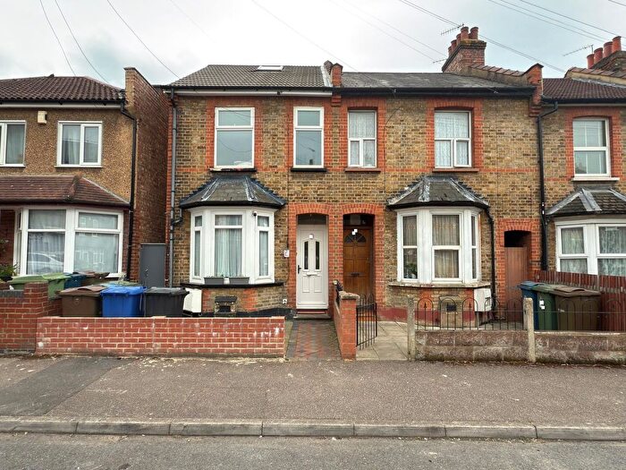 3 Bedroom Flat To Rent In Sherwood Road, Harrow, Greater London, HA2